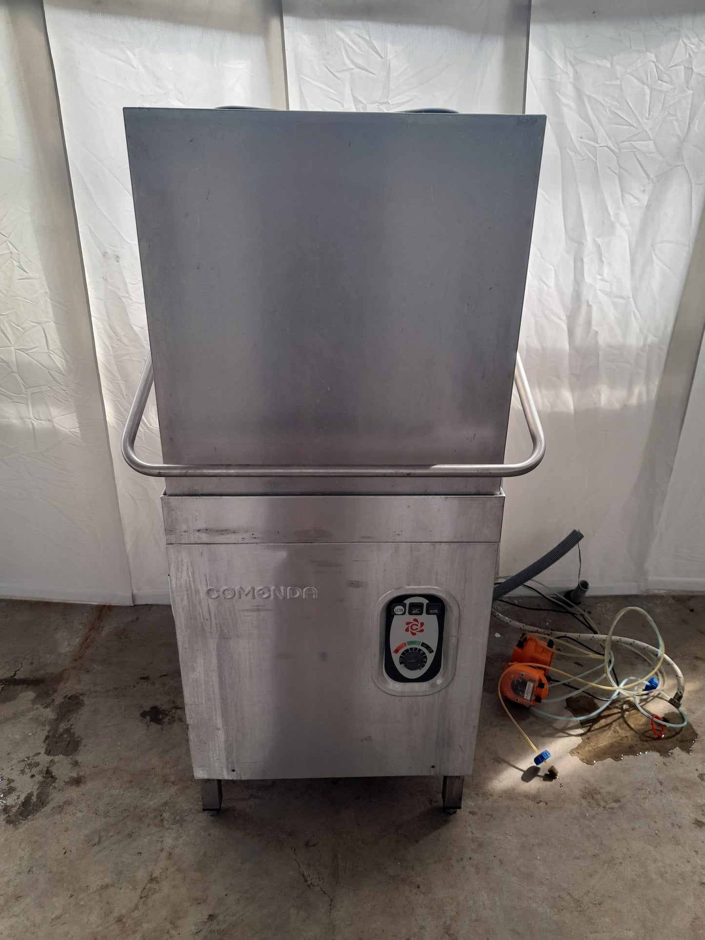 Lavastoviglie usata a capote marca Commenda ( cesto 60x 60 cm ) Misure L 72 P 75 Alta da aperta 183 Attrezzatura da ristorazione usata Sd Service Store