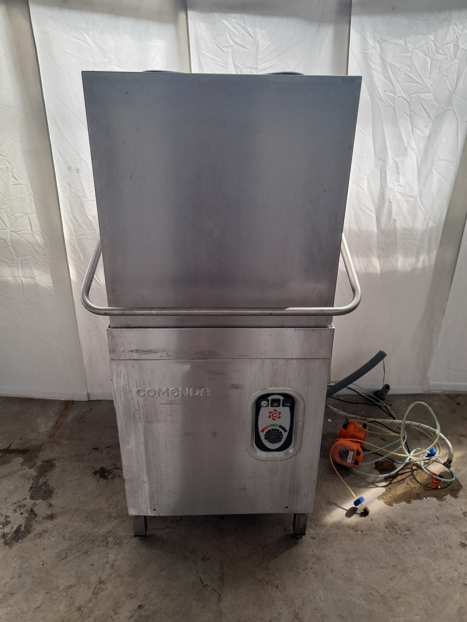 Lavastoviglie usata a capote marca  Commenda ( cesto 60x 60 cm ) Misure L 72 P 75 Alta da aperta 183 Attrezzatura da ristorazione usata Sd Service Store