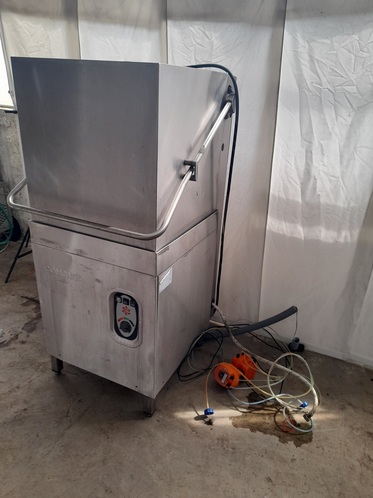 Lavastoviglie usata a capote marca Commenda ( cesto 60x 60 cm ) Misure L 72 P 75 Alta da aperta 183 Attrezzatura da ristorazione usata Sd Service Store