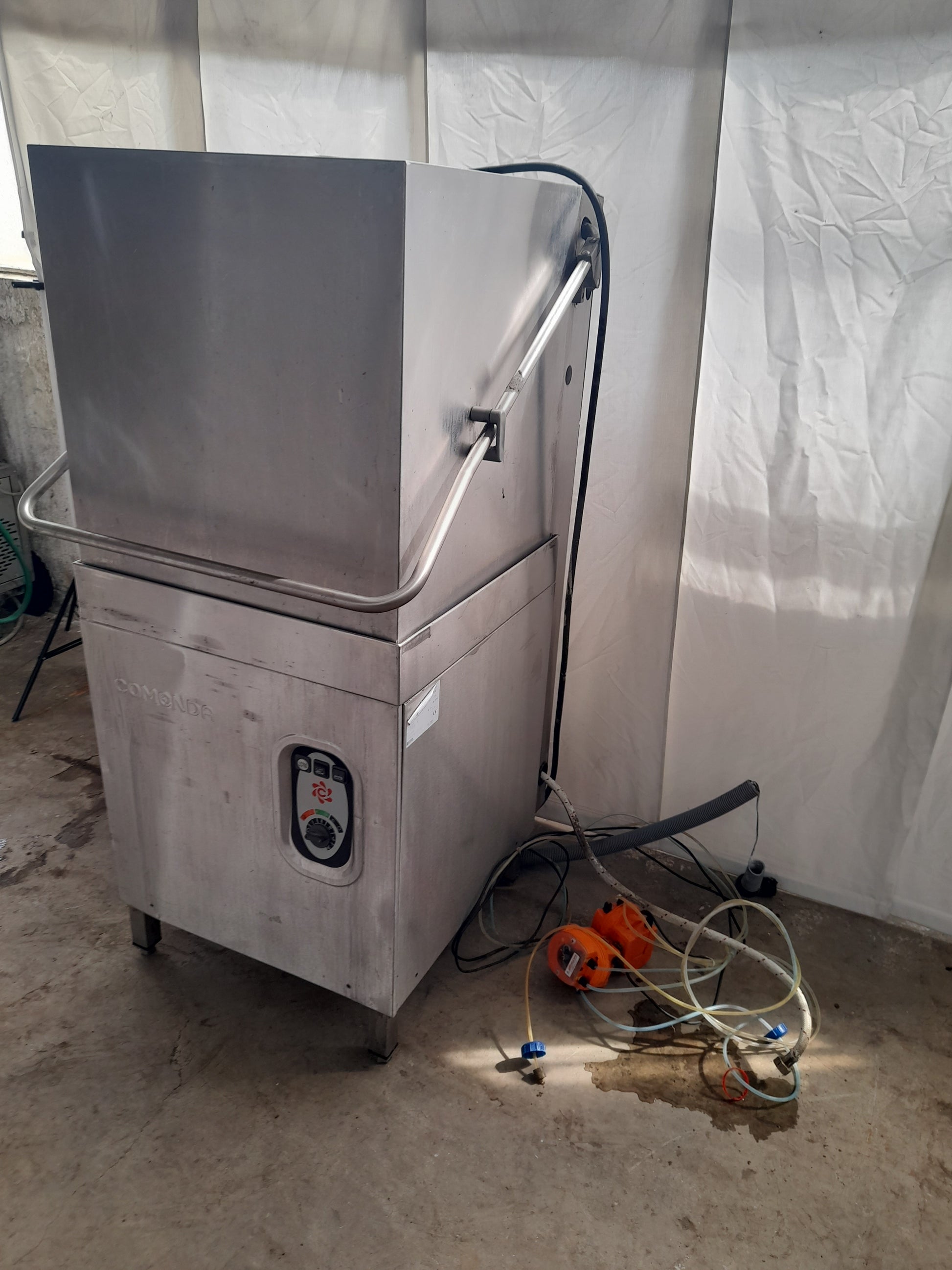 Lavastoviglie usata a capote marca  Commenda ( cesto 60x 60 cm ) Misure L 72 P 75 Alta da aperta 183 Attrezzatura da ristorazione usata Sd Service Store