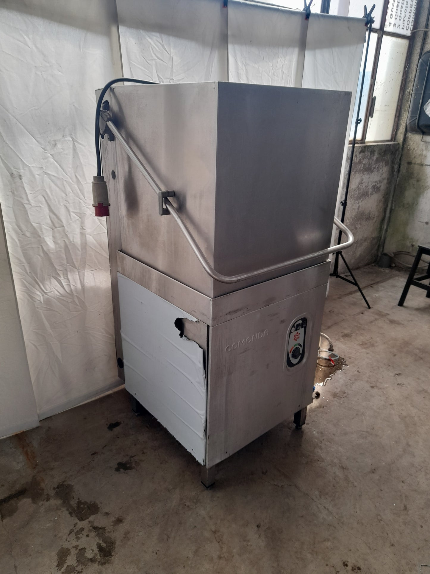 Lavastoviglie usata a capote marca Commenda ( cesto 60x 60 cm ) Misure L 72 P 75 Alta da aperta 183 Attrezzatura da ristorazione usata Sd Service Store