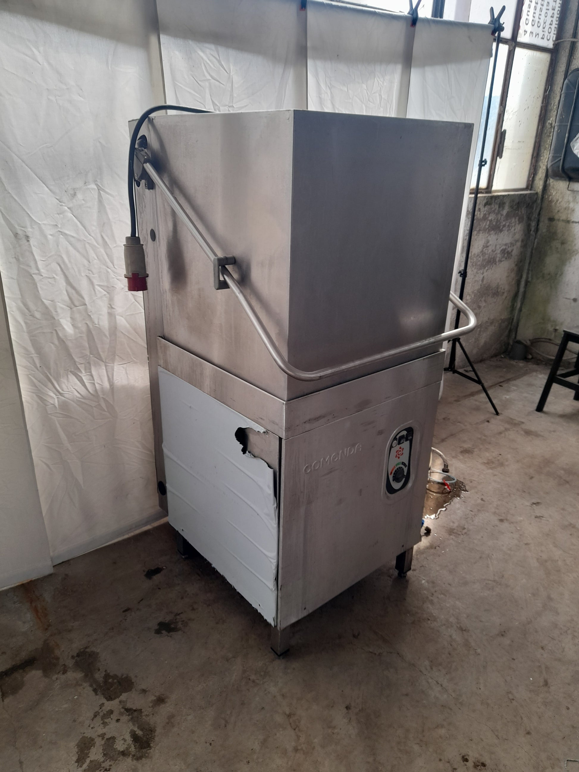 Lavastoviglie usata a capote marca  Commenda ( cesto 60x 60 cm ) Misure L 72 P 75 Alta da aperta 183 Attrezzatura da ristorazione usata Sd Service Store