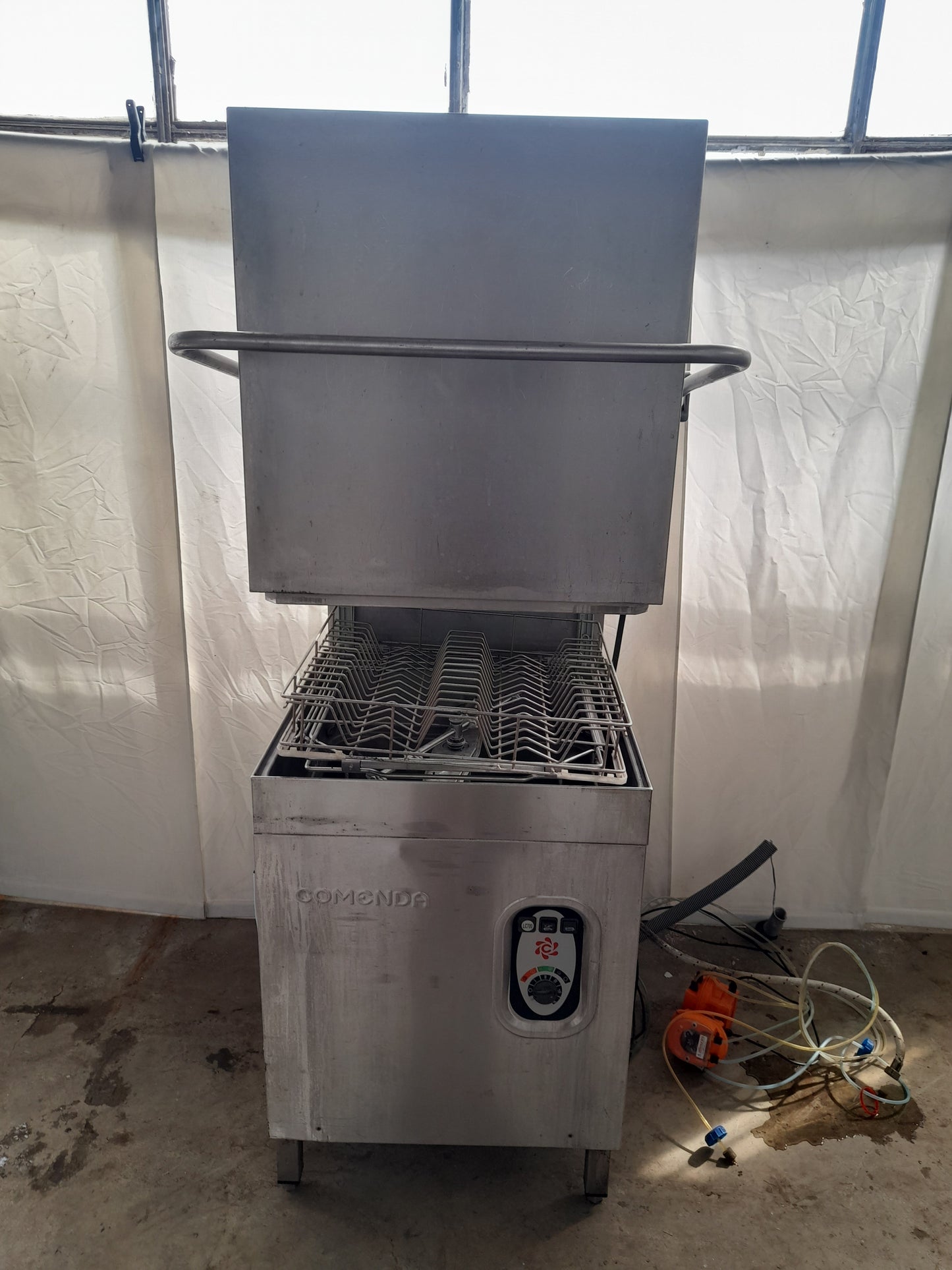Lavastoviglie usata a capote marca Commenda ( cesto 60x 60 cm ) Misure L 72 P 75 Alta da aperta 183 Attrezzatura da ristorazione usata Sd Service Store