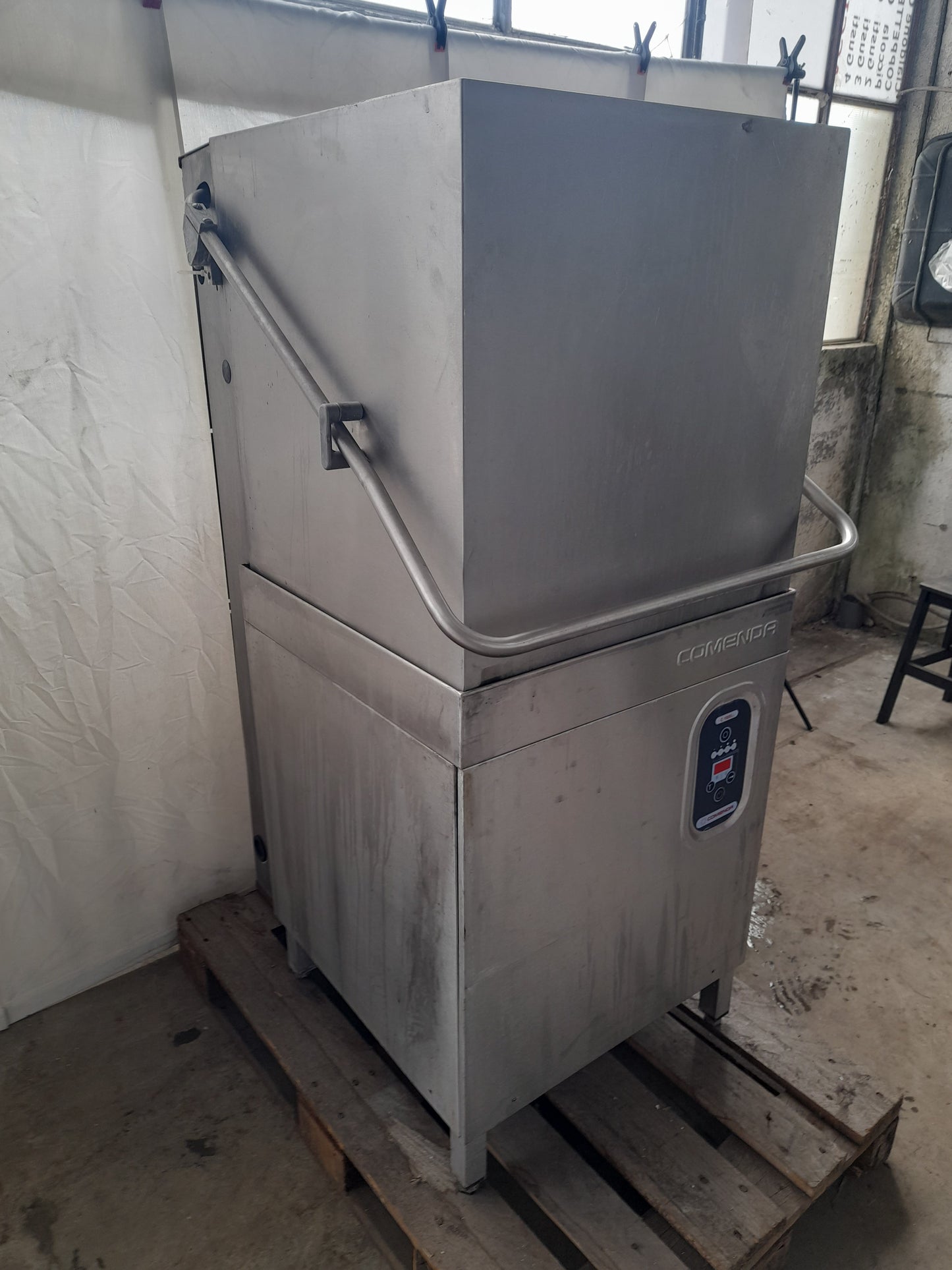 Lavastoviglie usata a capote marca Commenda ( cesto 60x 60 cm ) Misure L 72 P 75 Alta da aperta 183 Attrezzatura da ristorazione usata Sd Service Store