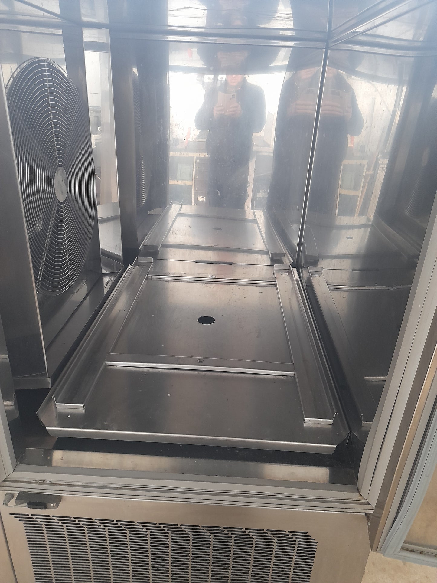 Abbattitore di temperatura usato 10 teglie 65x53 raggiunge i -21 molto potente corrente 380 v misure L 126 P 110 Alto 162 Attrezzatura da ristorazione usata Sd Service Store
