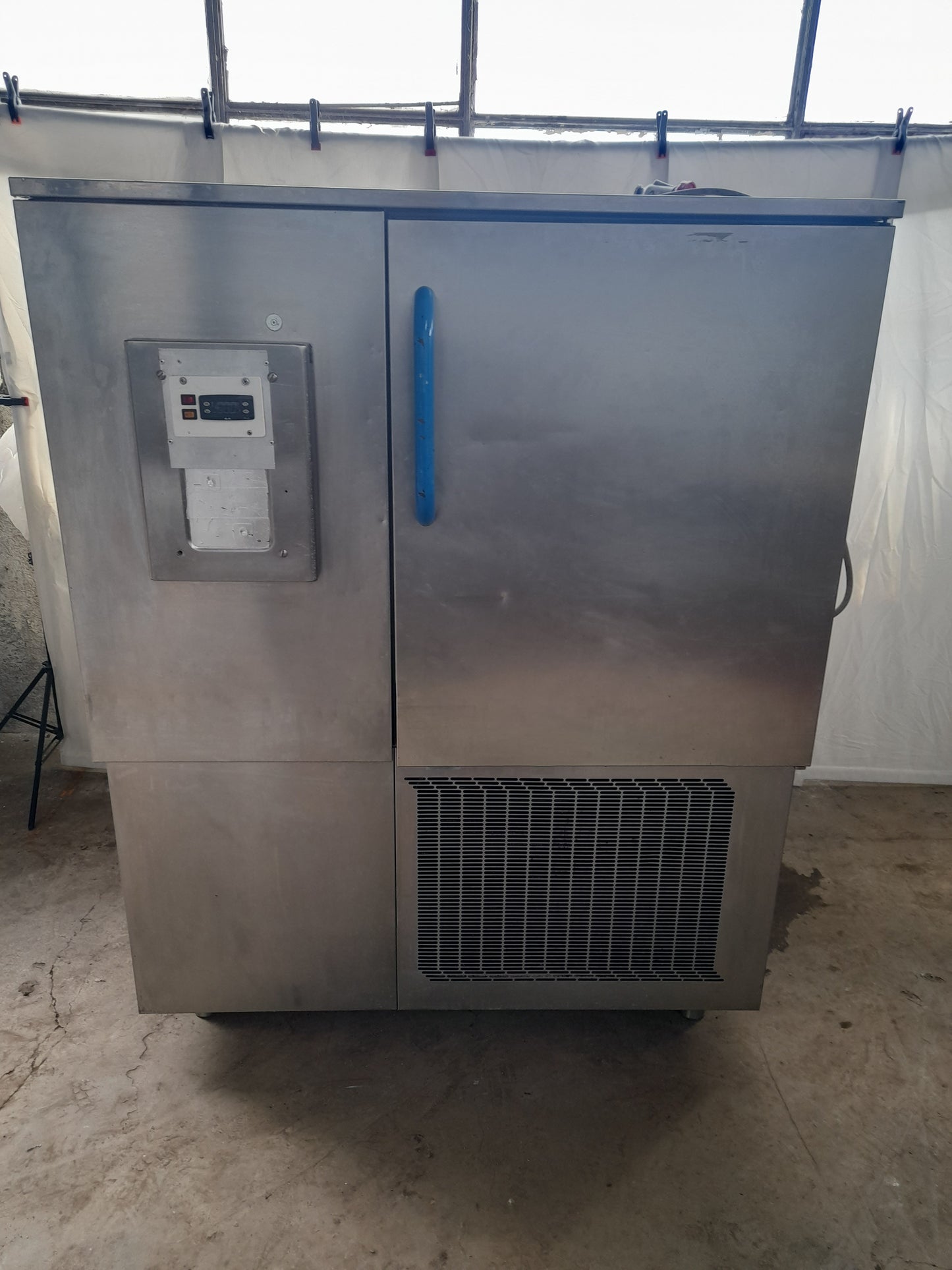 Abbattitore di temperatura usato 10 teglie 65x53 raggiunge i -21 molto potente corrente 380 v misure L 126 P 110 Alto 162 Attrezzatura da ristorazione usata Sd Service Store