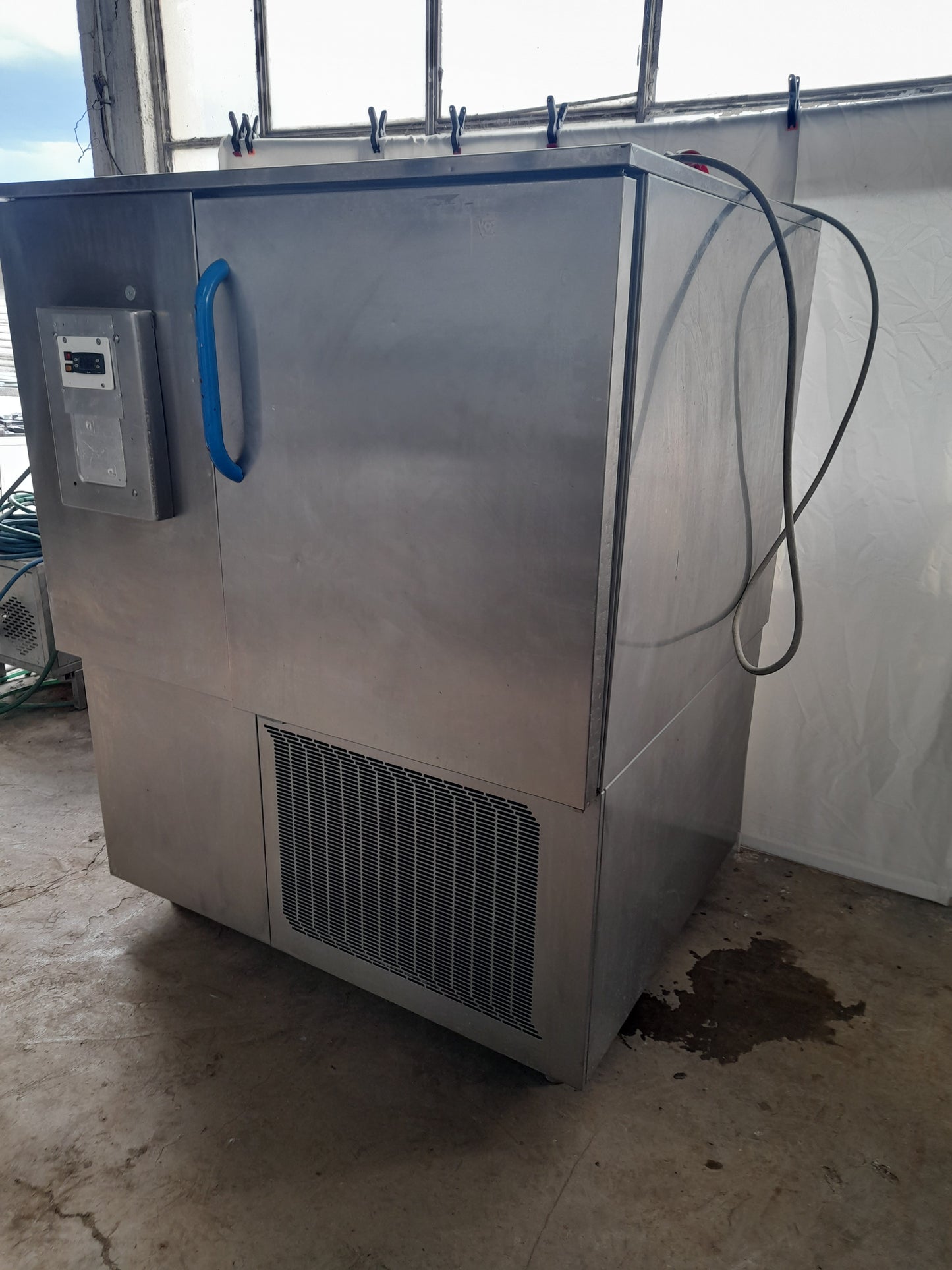 Abbattitore di temperatura usato 10 teglie 65x53 raggiunge i -21 molto potente corrente 380 v misure L 126 P 110 Alto 162 Attrezzatura da ristorazione usata Sd Service Store