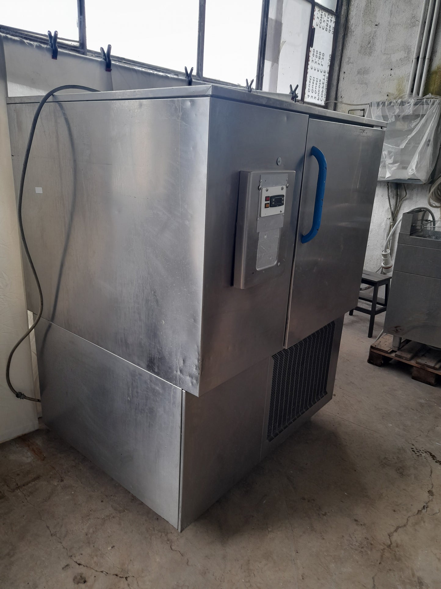 Abbattitore di temperatura usato 10 teglie 65x53 raggiunge i -21 molto potente corrente 380 v misure L 126 P 110 Alto 162 Attrezzatura da ristorazione usata Sd Service Store