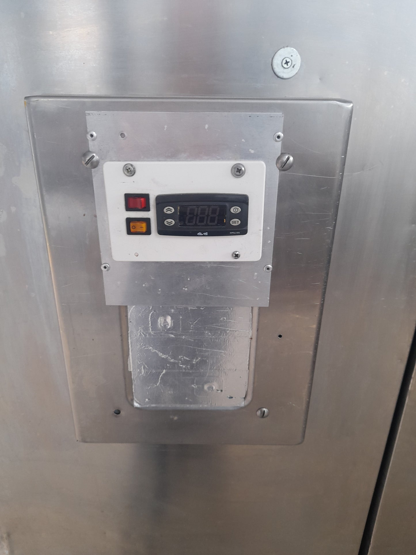 Abbattitore di temperatura usato 10 teglie 65x53 raggiunge i -21 molto potente corrente 380 v misure L 126 P 110 Alto 162 Attrezzatura da ristorazione usata Sd Service Store