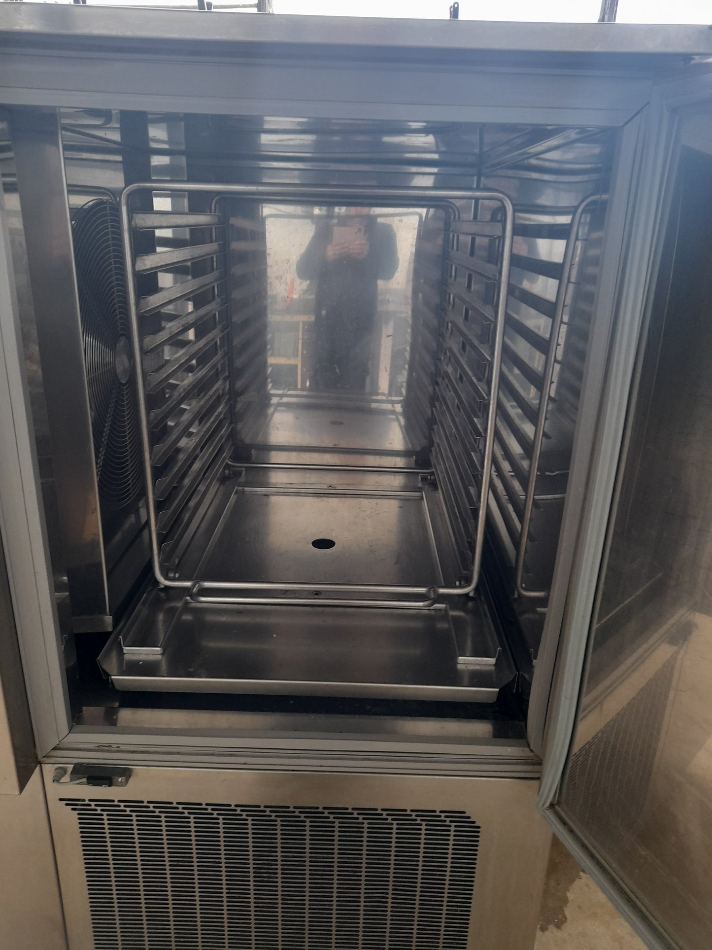 Abbattitore di temperatura usato 10 teglie 65x53 raggiunge i -21 molto potente corrente 380 v misure L 126 P 110 Alto 162 Attrezzatura da ristorazione usata Sd Service Store