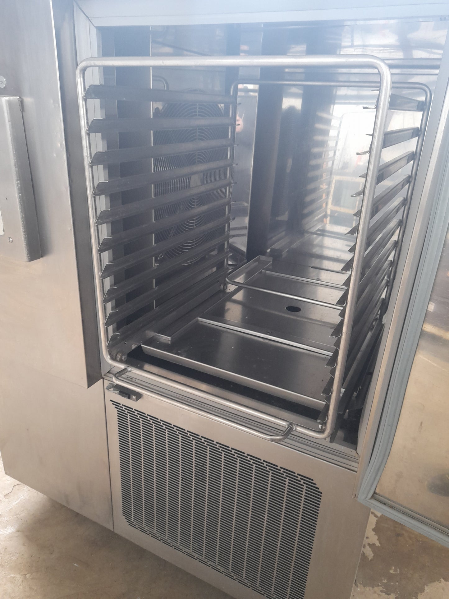 Abbattitore di temperatura usato 10 teglie 65x53 raggiunge i -21 molto potente corrente 380 v misure L 126 P 110 Alto 162 Attrezzatura da ristorazione usata Sd Service Store