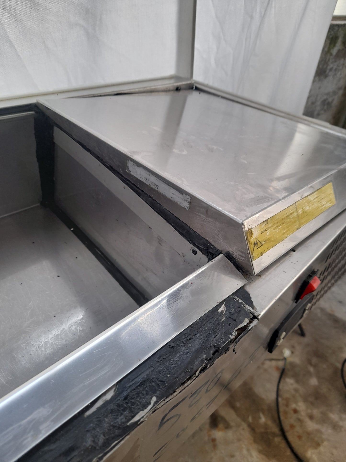 Vetrina porta ingredienti refrigerata usata (é stata riparata ma è funzionante) L 260 P 42 Alta 23 Attrezzatura da ristorazione usata Sd Service Store