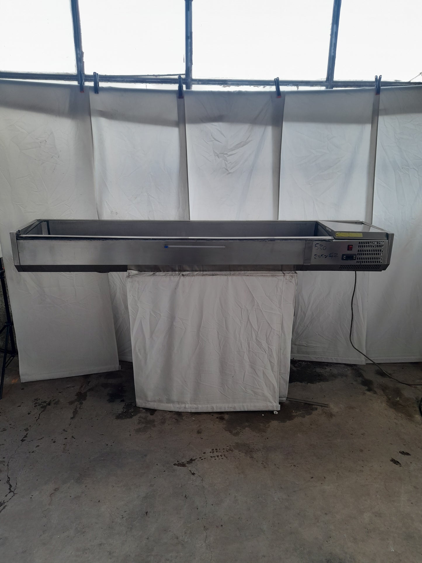 Vetrina porta ingredienti refrigerata usata (é stata riparata ma è funzionante) L 260 P 42 Alta 23 Attrezzatura da ristorazione usata Sd Service Store