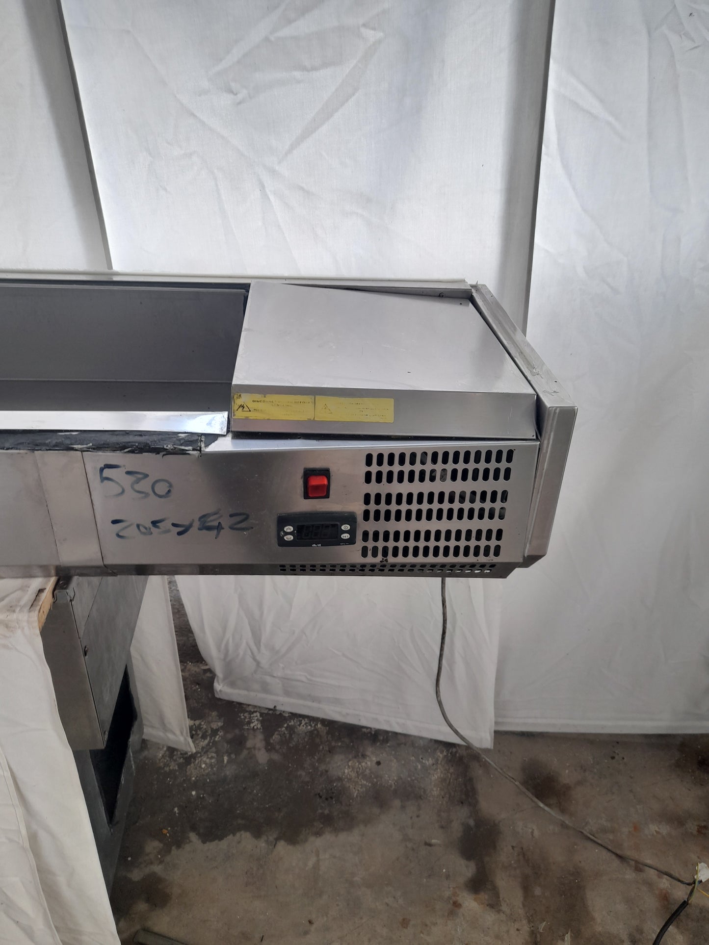 Vetrina porta ingredienti refrigerata usata (é stata riparata ma è funzionante) L 260 P 42 Alta 23 Attrezzatura da ristorazione usata Sd Service Store