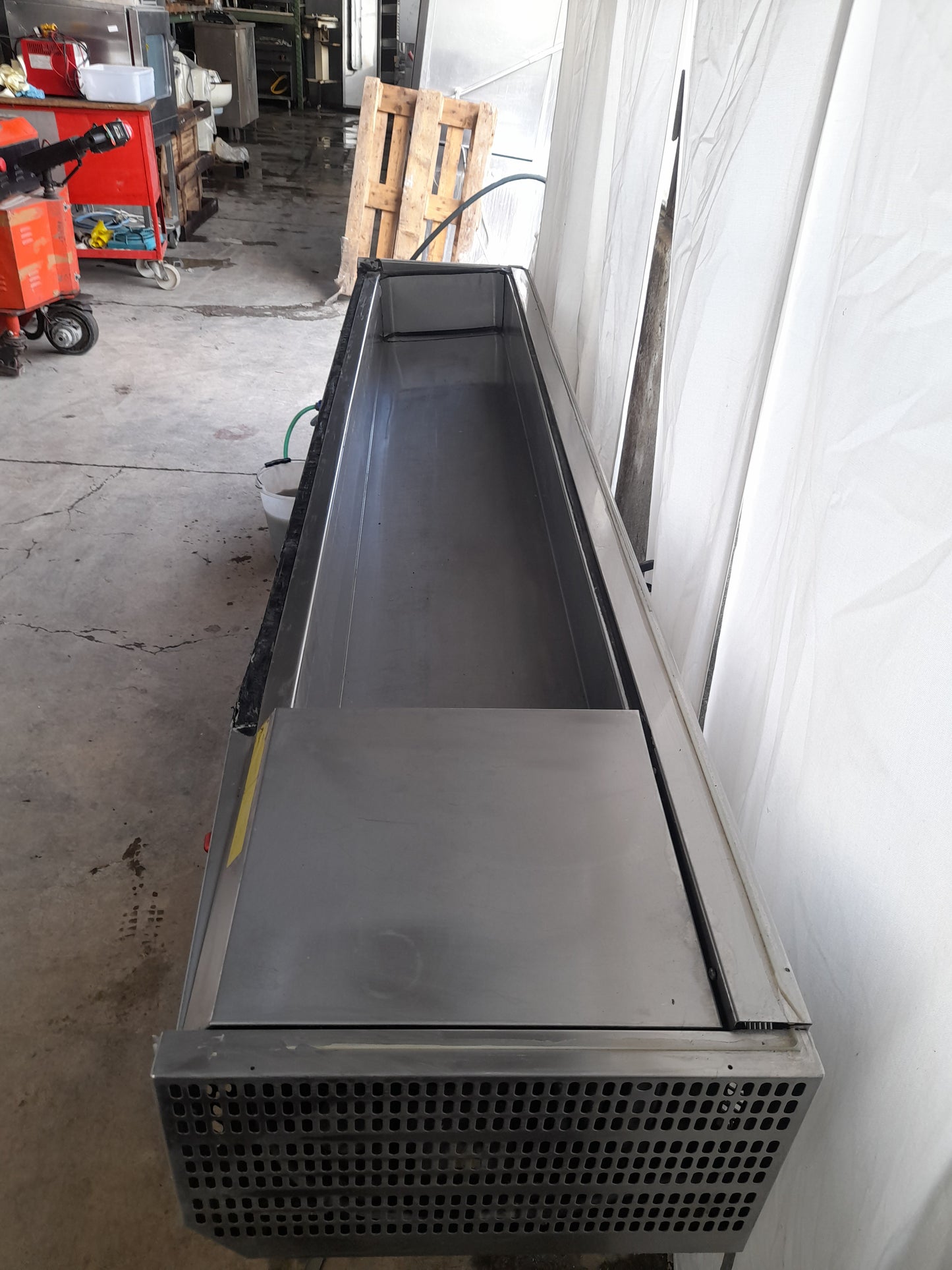 Vetrina porta ingredienti refrigerata usata (é stata riparata ma è funzionante) L 260 P 42 Alta 23 Attrezzatura da ristorazione usata Sd Service Store
