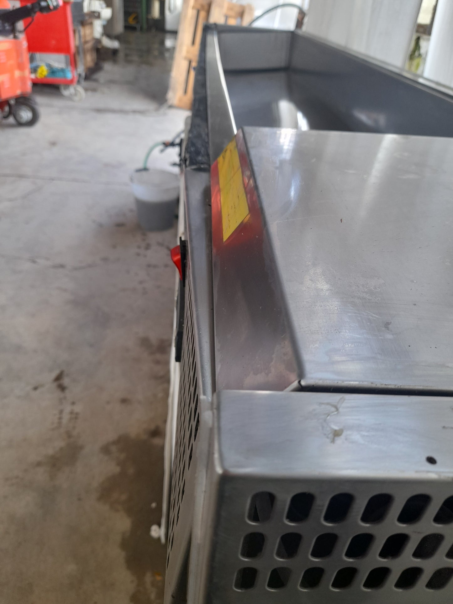 Vetrina porta ingredienti refrigerata usata (é stata riparata ma è funzionante) L 260 P 42 Alta 23 Attrezzatura da ristorazione usata Sd Service Store