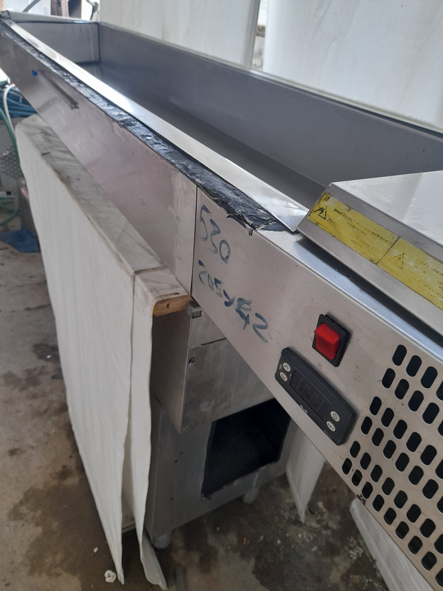 Vetrina porta ingredienti refrigerata usata (é stata riparata ma è funzionante) L 260 P 42 Alta 23 Attrezzatura da ristorazione usata Sd Service Store