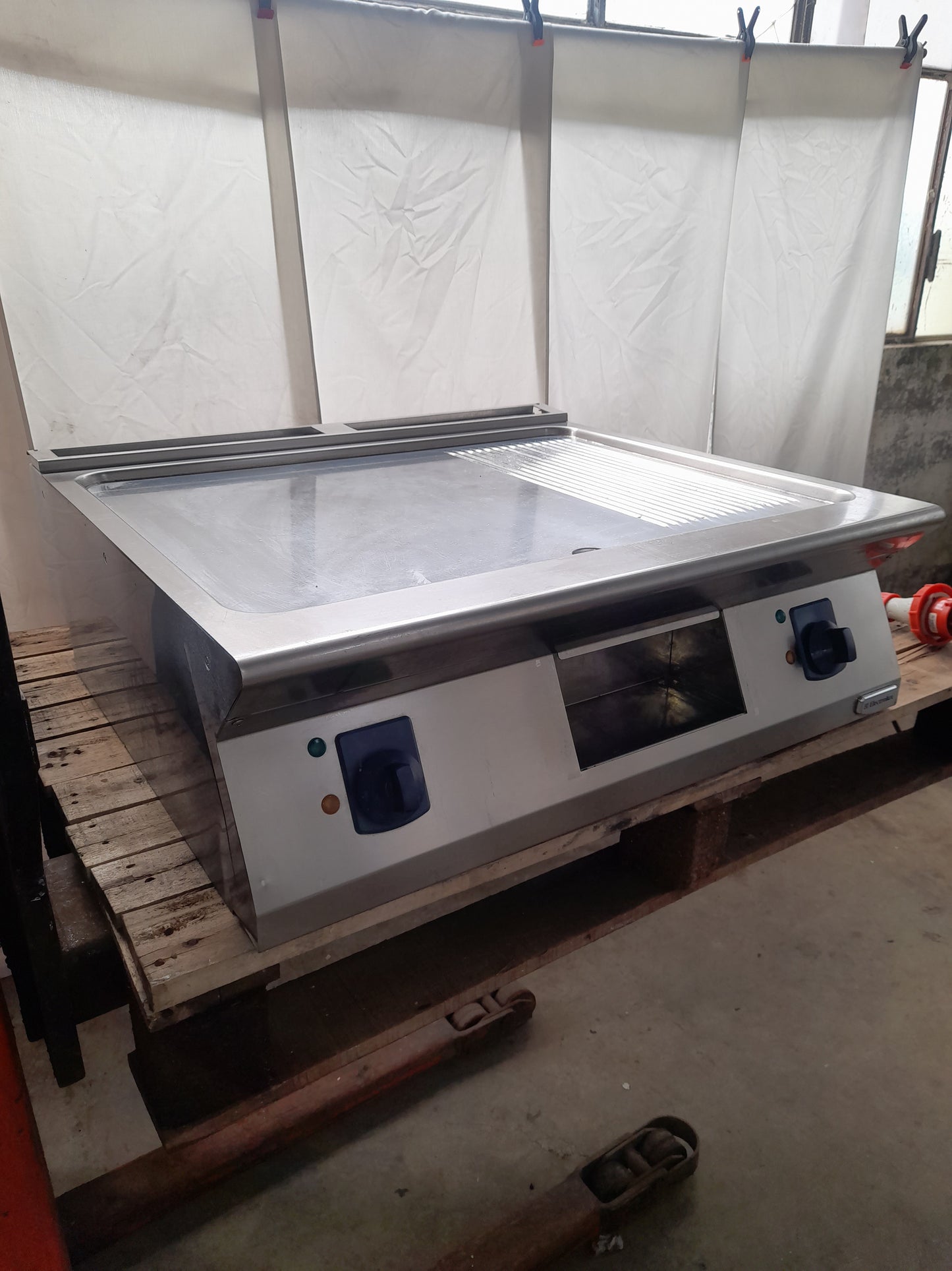 Piastra elettrica usata da appoggio (380 v) marca Electrolux (Frytop 1/3 rigato - 2/3 liscia ) misure L 80 P 75 alta 25 Attrezzatura da ristorazione usata Sd Service Store