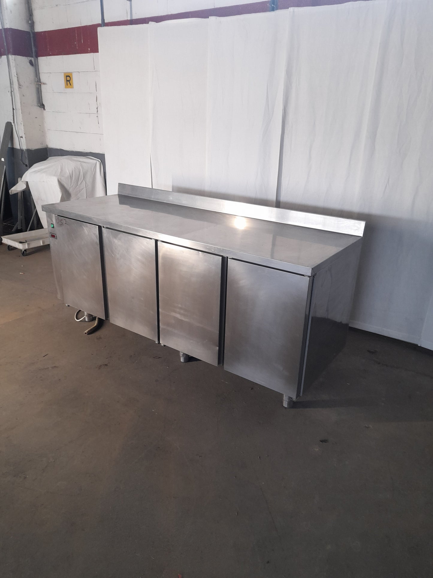 Banco frigorifero positivo usato in acciaio aisi 304 con 4 sportelli (motore remoto) L 196 P 70 Alto 85 Attrezzatura da ristorazione usata Sd Service Store