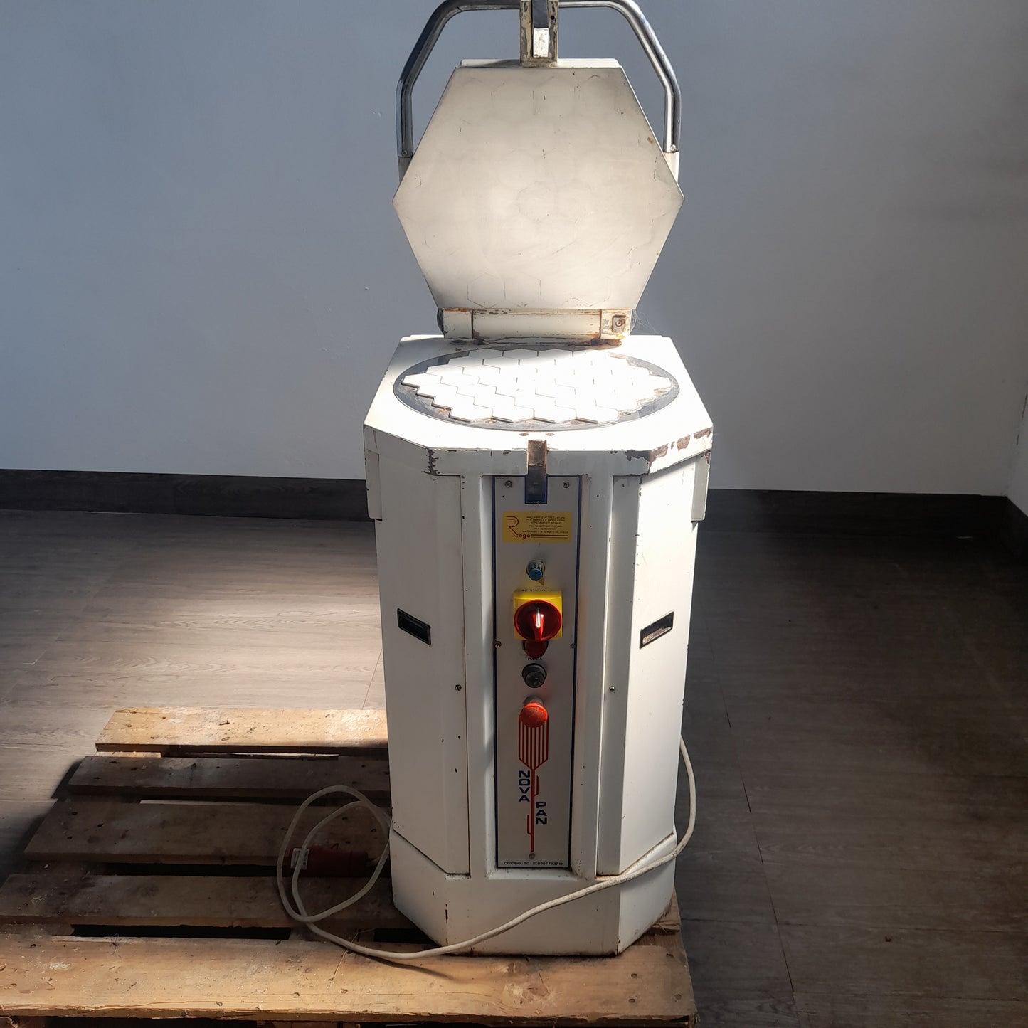 Spezzatice esagonale usata per impasto pane e pizza (37 tagli da 50 a 250 gr) corrente 380 v Attrezzatura da ristorazione usata Sd Service Store
