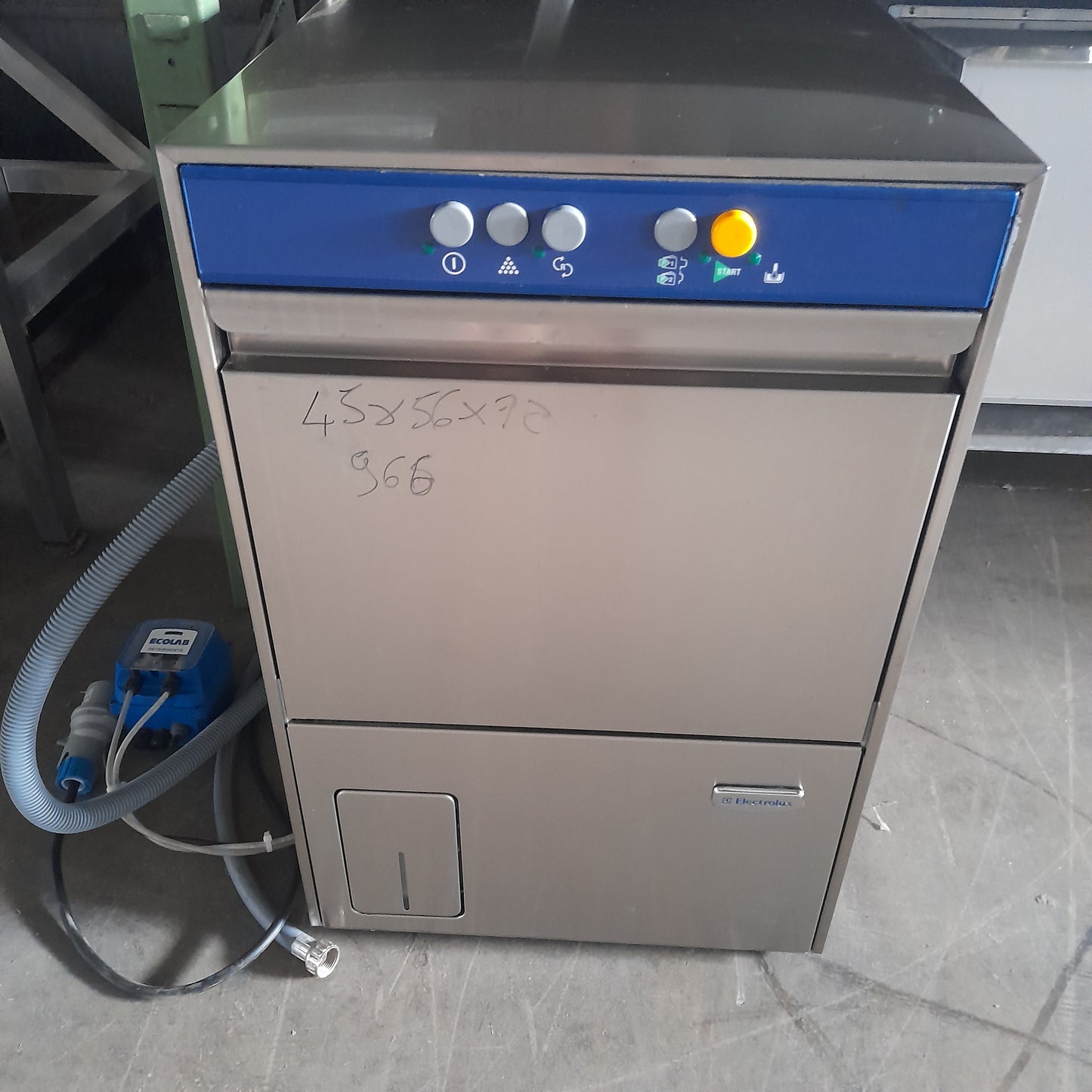 Lavabicchieri usata marca Elextrolux 220v ( cesto 40x 40 cm ) Misure L 46 P 56 Alta 72 Attrezzatura da ristorazione usata Sd Service Store