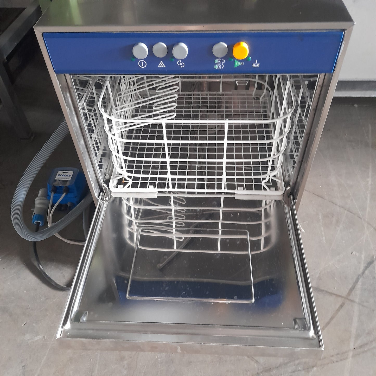 Lavabicchieri usata marca Elextrolux 220v ( cesto 40x 40 cm ) Misure L 46 P 56 Alta 72 Attrezzatura da ristorazione usata Sd Service Store