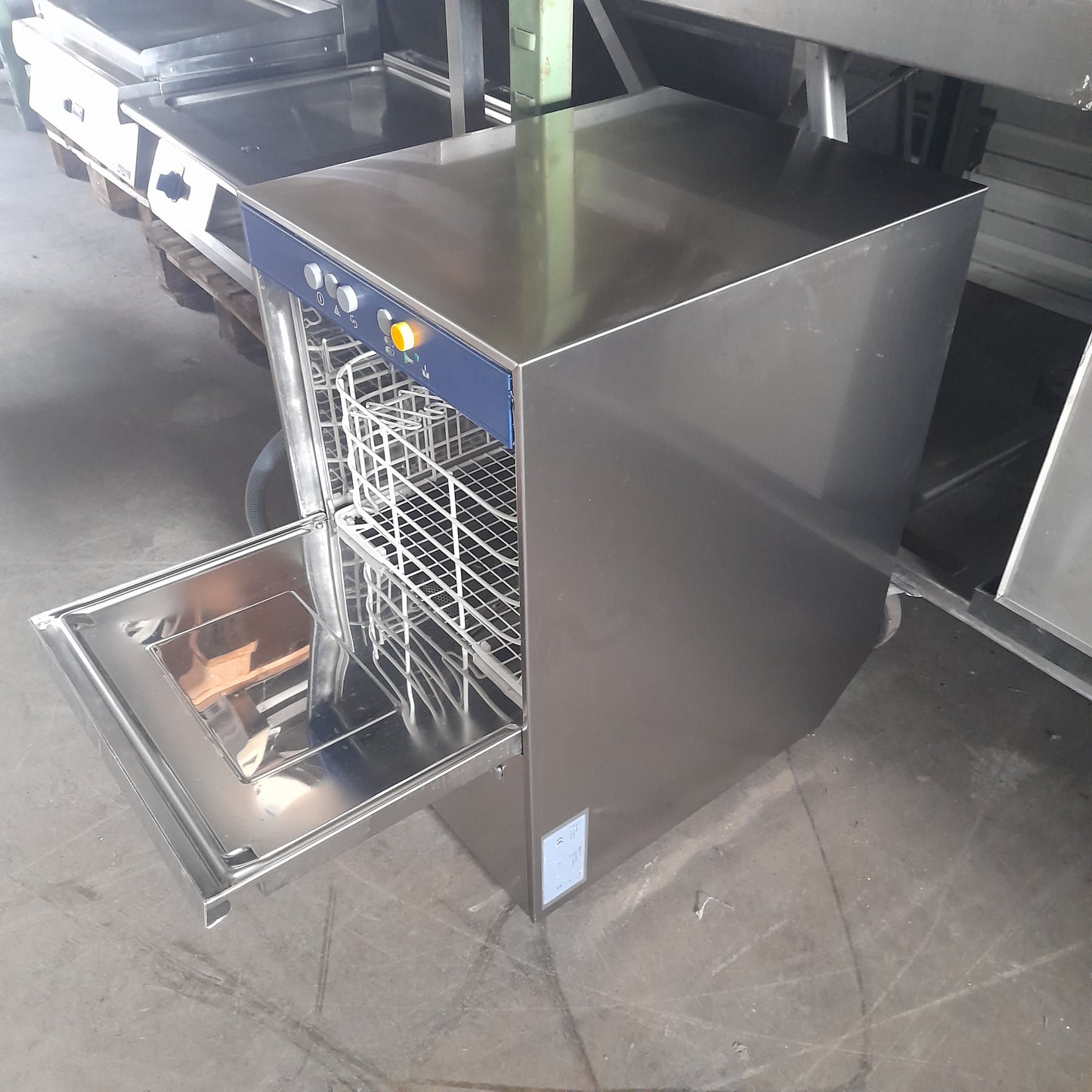Lavabicchieri usata marca Elextrolux 220v ( cesto 40x 40 cm ) Misure L 46 P 56 Alta 72 Attrezzatura da ristorazione usata Sd Service Store