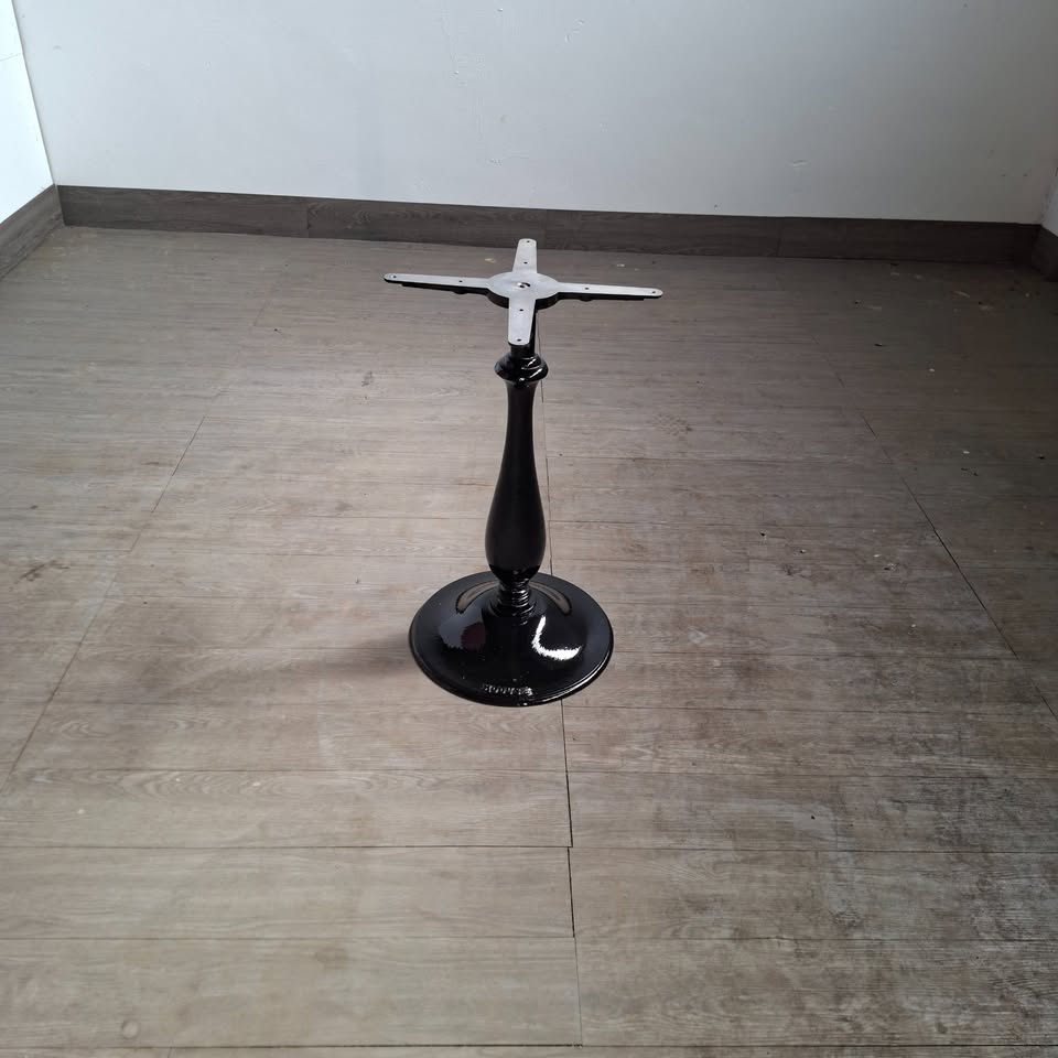 6 piantane per tavoli, colore oro, piano max 80 × 80 cm, altezza 73 cm — usate Attrezzatura da ristorazione usata Sd Service Store