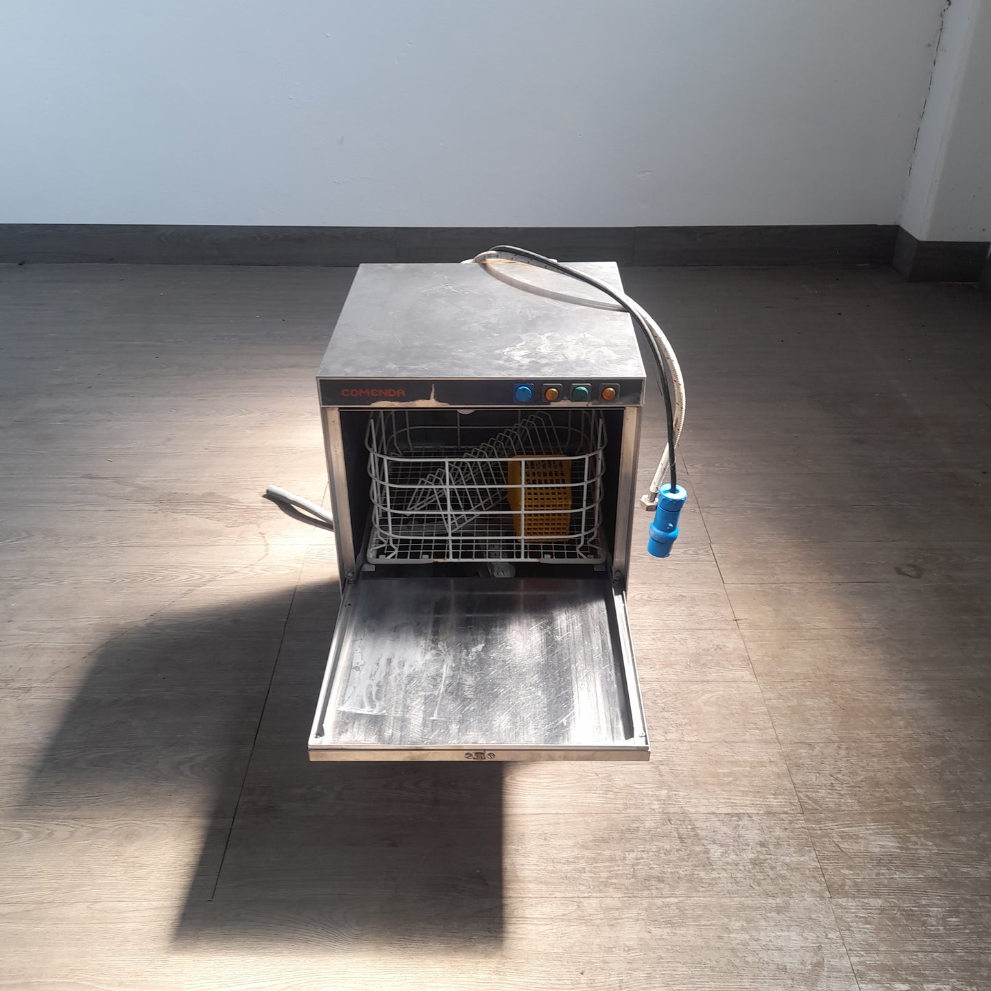 Lavabicchieri usata marca Commenda 220v ( cesto 40x 40 cm ) Misure L 46 P 53 Alta 70 max calice 20 cm Attrezzatura da ristorazione usata Sd Service Store
