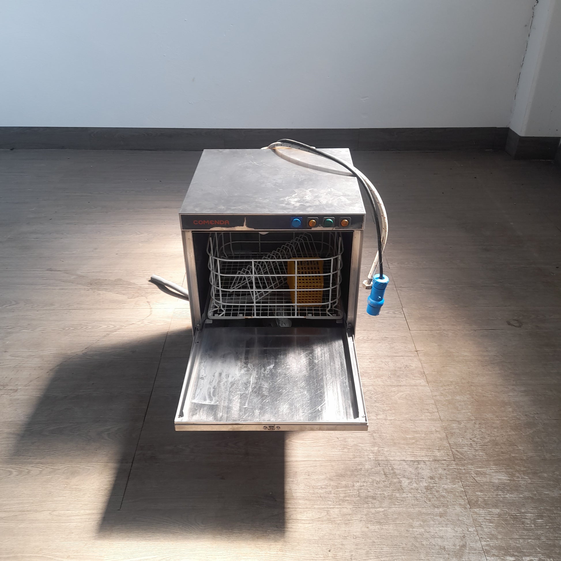 Lavabicchieri usata  marca  Commenda 220v  ( cesto 40x 40 cm ) Misure L 46 P 53  Alta 70  max calice 20 cm Attrezzatura da ristorazione usata Sd Service Store