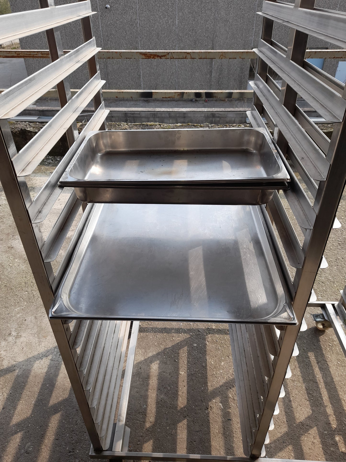 Carrello portateglie doppio usato con ruote in acciaio inox aisi 304 Attrezzatura da ristorazione usata Sd Service Store