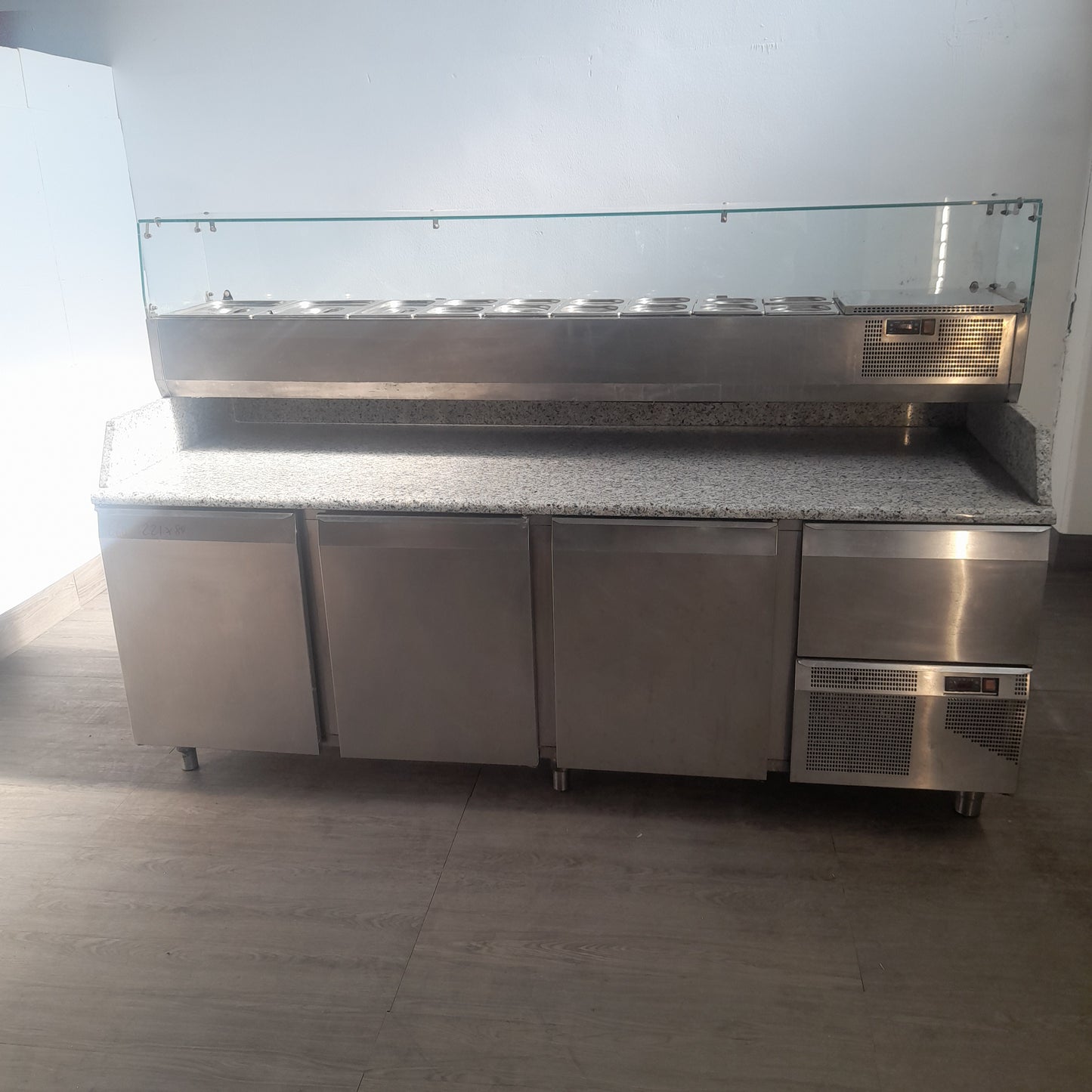 Banco pizzeria usato in acciaio aisi 304 con 3 sport 1 cass con vetrina e vaschette porta ingredienti misure L 221 P 80 Alto 85 Attrezzatura da ristorazione usata Sd Service Store
