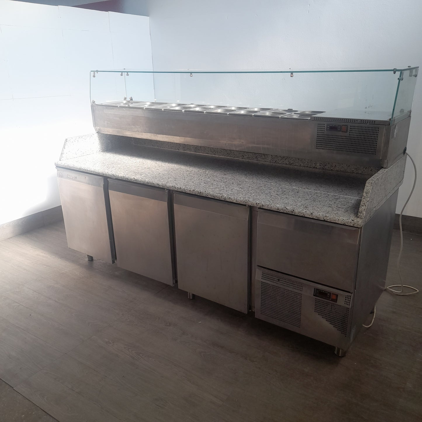 Banco pizzeria usato in acciaio aisi 304 con 3 sport 1 cass con vetrina e vaschette porta ingredienti misure L 221 P 80 Alto 85 Attrezzatura da ristorazione usata Sd Service Store