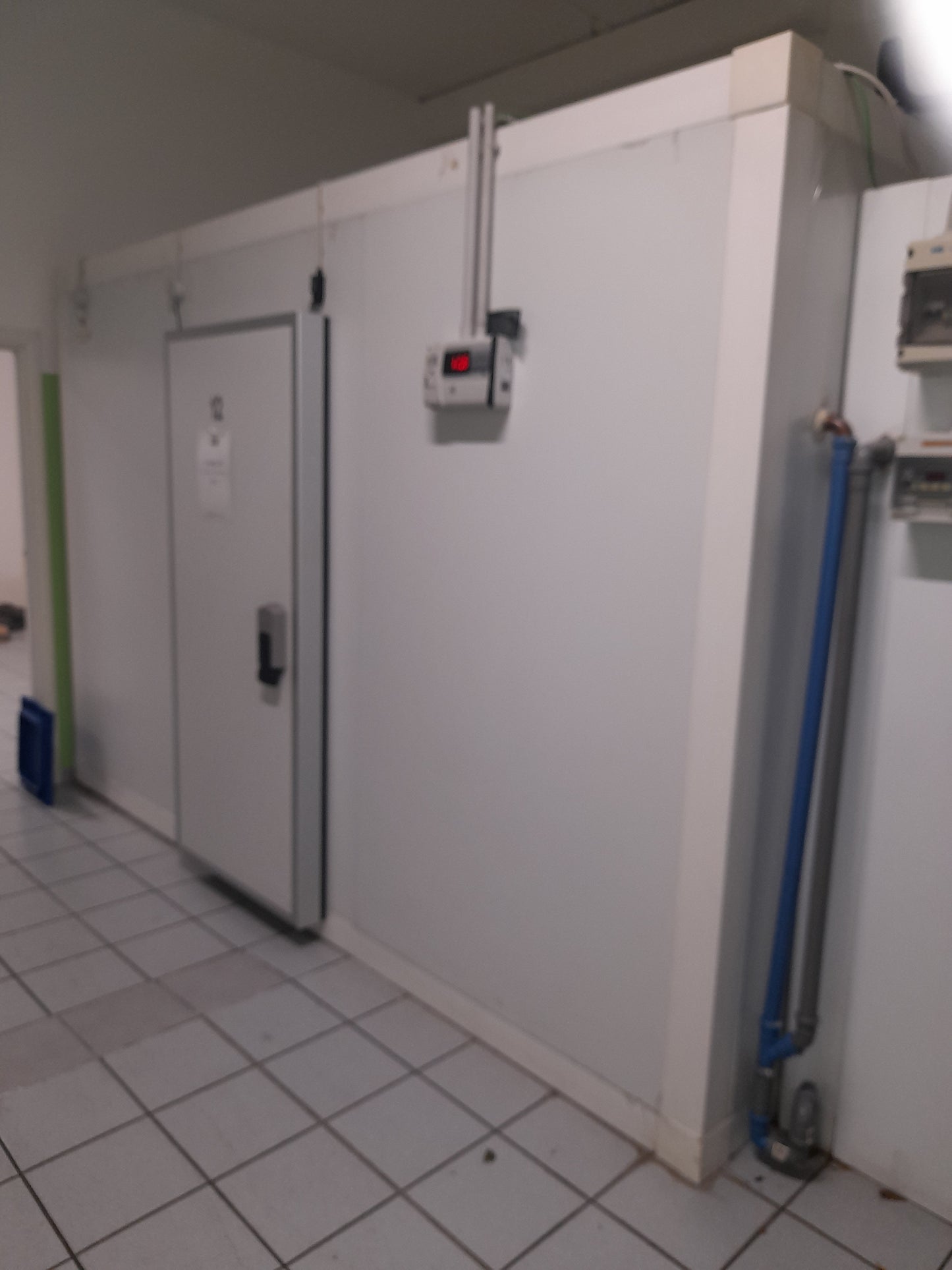 Cella Negativa usata (anno 2015) con scaffalatura interna (gas a norma , recuperato all'interno del compressore) Attrezzatura da ristorazione usata Sd Service Store