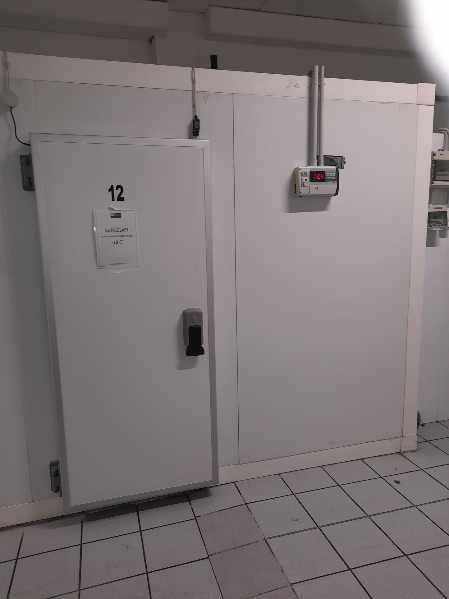 Cella Negativa usata (anno 2015) con scaffalatura interna (gas a norma , recuperato all'interno del compressore) Attrezzatura da ristorazione usata Sd Service Store