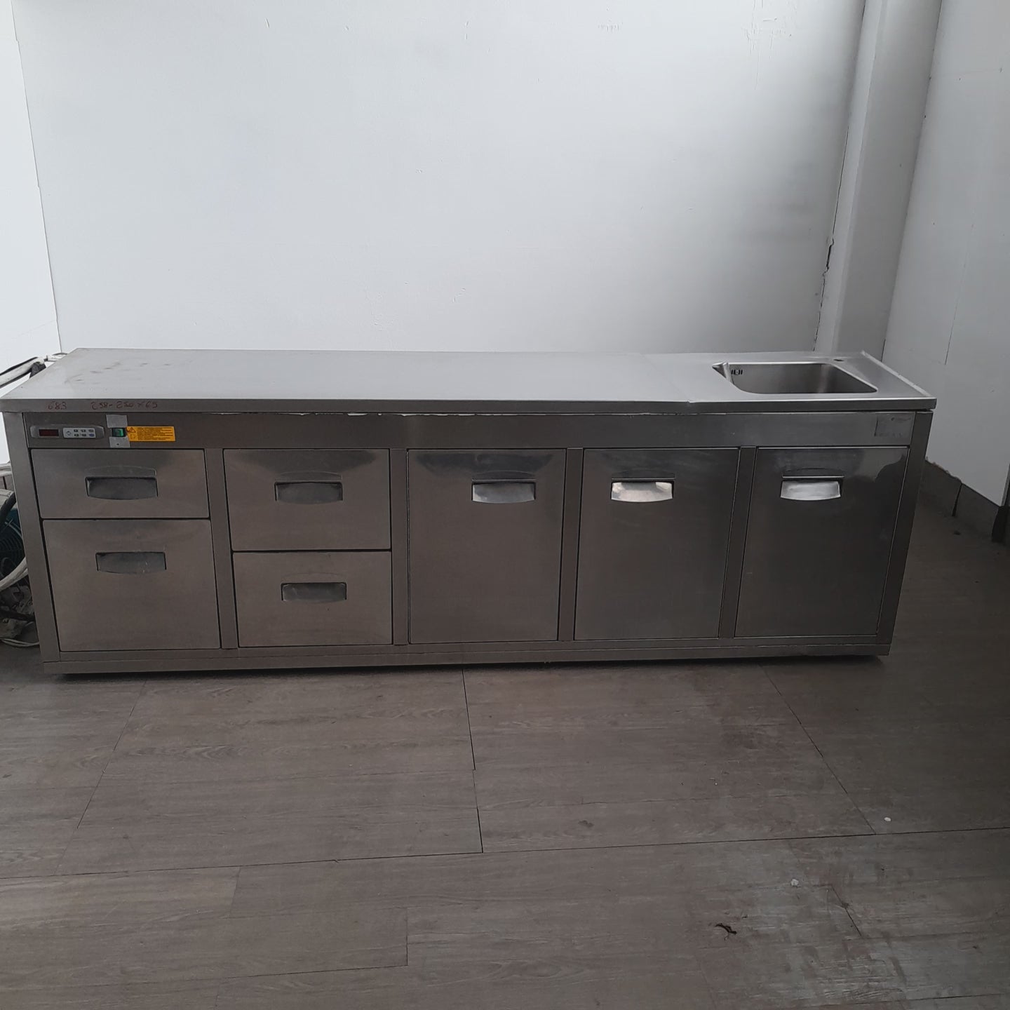 Retro banco frigorifero usato 3 sportelle e 4 cassetti e lavandino in acciaio aisi 304 ( misura vasca 40x40x18) misure in foto Attrezzatura da ristorazione usata Sd Service Store
