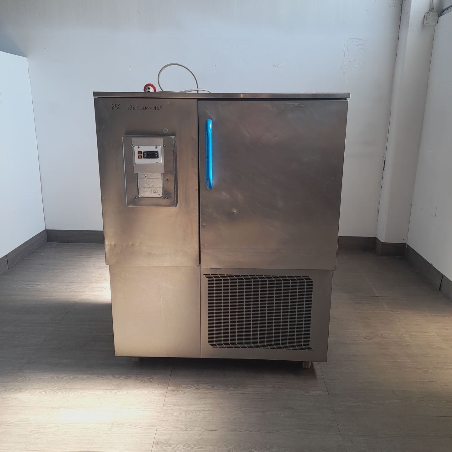 Abbattitore di temperatura usato 10 teglie 65x53 raggiunge i -21 molto potente corrente 380 v misure L 126 P 110 Alto 162 Attrezzatura da ristorazione usata Sd Service Store