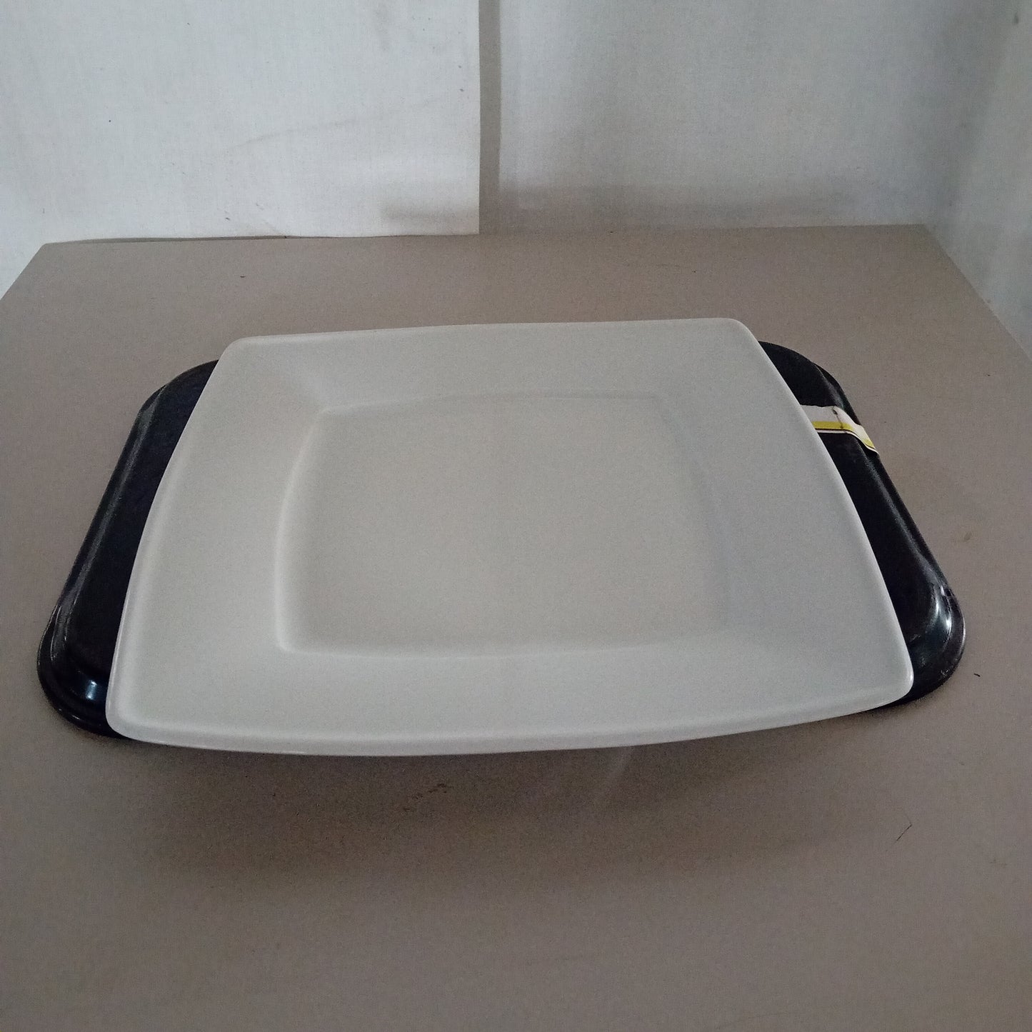 Piatto piano in porcellana, marca Lubiana; 32×32 cm, usato per la ristorazione Attrezzatura da ristorazione usata Sd Service Store