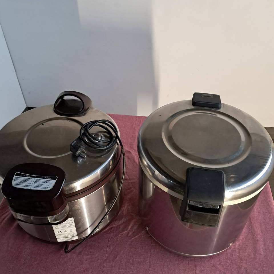 Cuoci riso elettrico compreso secondo contenitore ; 220 v, usato per ristorazione Attrezzatura da ristorazione usata Sd Service Store
