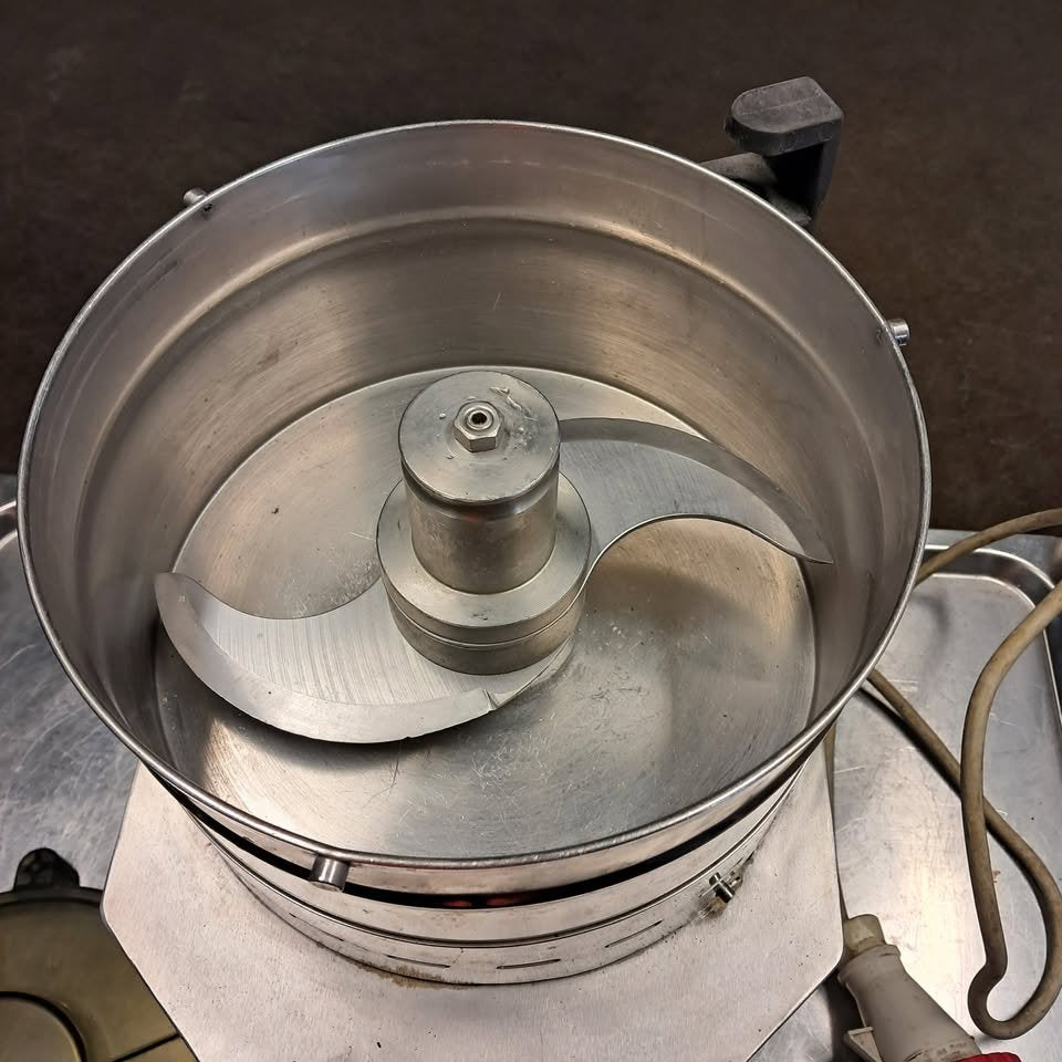 Cutter  (marca Fimar 4 kg) trita ingredienti ( 380 V)