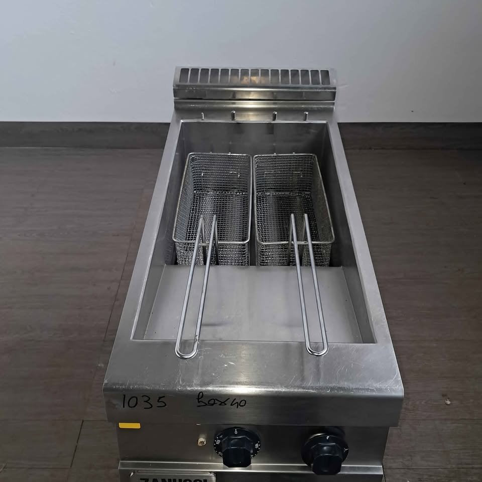 Friggitrice a gas con 2 cestelli ( marca Zanussi ) L 90 P 40 H 85, usata per ristorazione Attrezzatura da ristorazione usata Sd Service Store