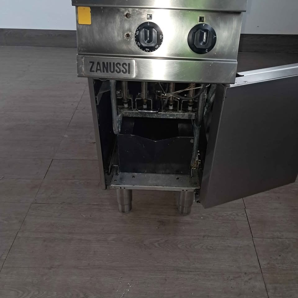 Friggitrice a gas con 2 cestelli ( marca Zanussi ) L 90 P 40 H 85, usata per ristorazione Attrezzatura da ristorazione usata Sd Service Store