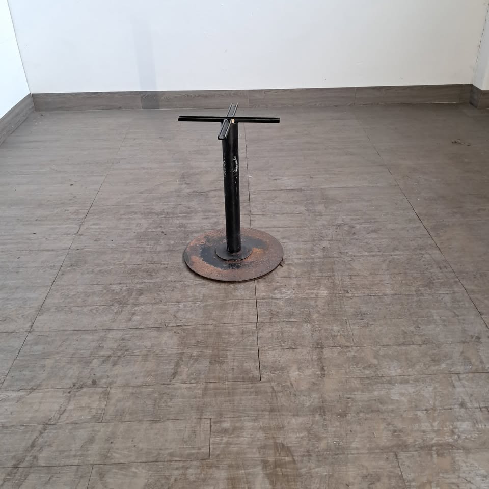 11 piantane in ghisa per tavoli ristorante (supportano piano 80x80 ) altezza della base 69 cm, usati per ristorazione Attrezzatura da ristorazione usata Sd Service Store