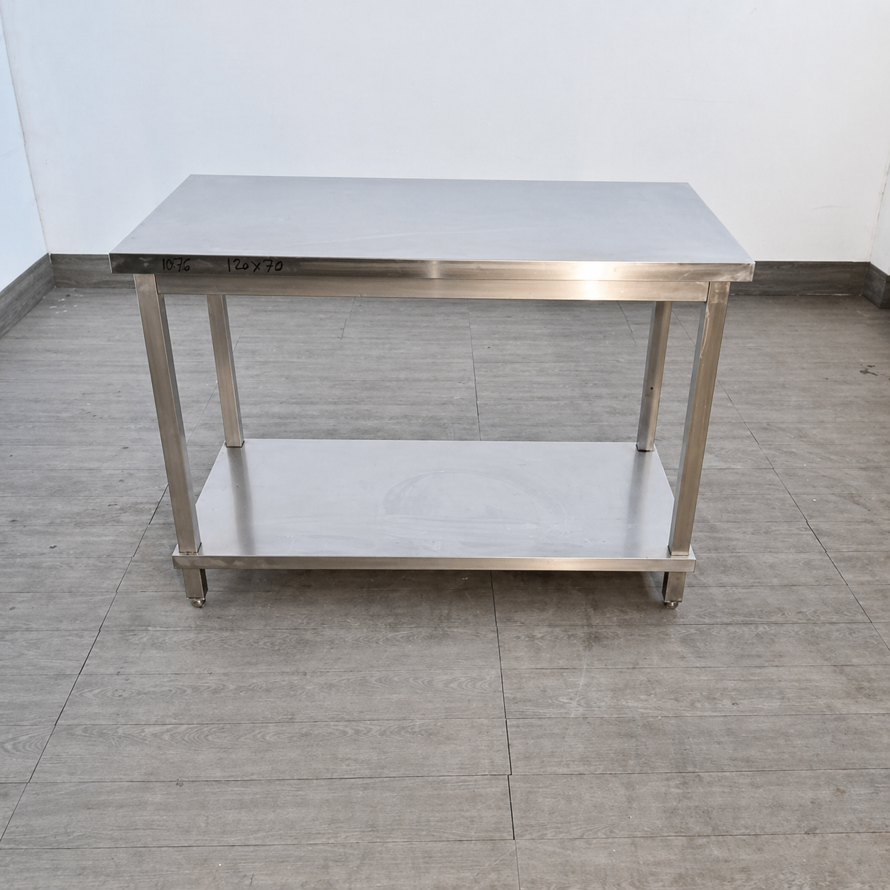 Tavolo in acciaio inox Aisi 304 ; L 120 P 70 H 85, usato per ristorazione Attrezzatura da ristorazione usata Sd Service Store