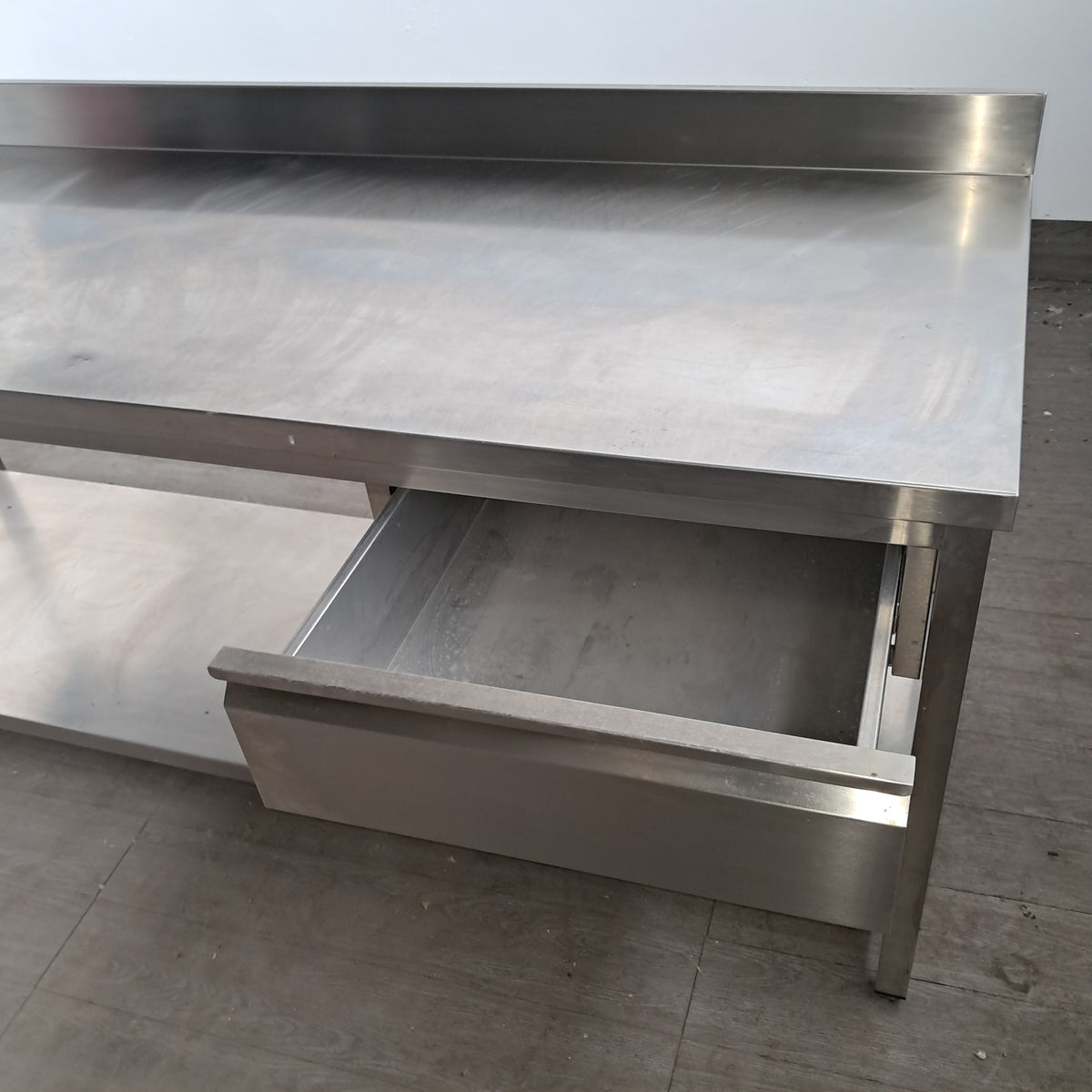 Tavolo in acciaio inox AISI 304 con 1 cassetto, L 200 cm, P 70 cm, H 85 cm — usato Attrezzatura da ristorazione usata Sd Service Store