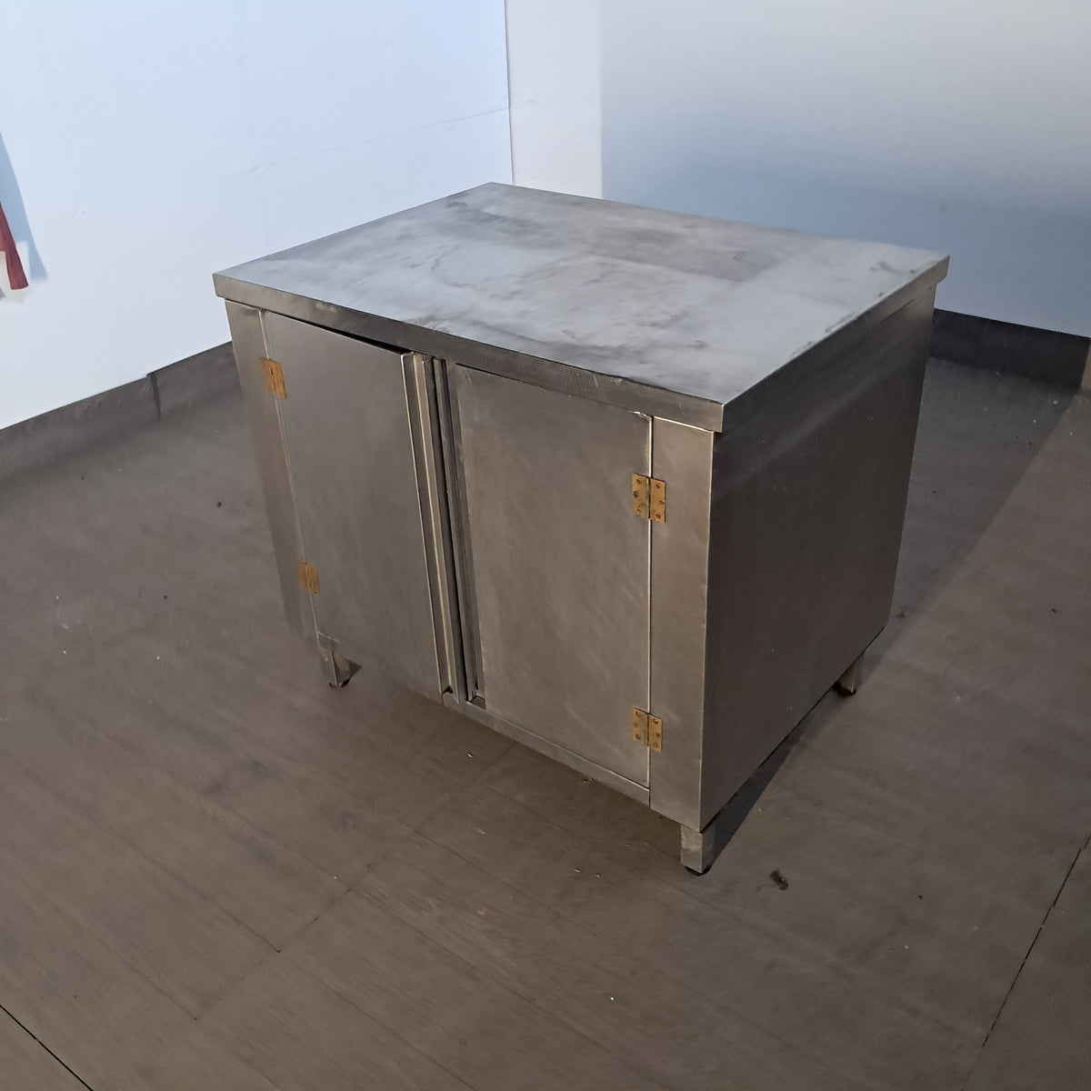 Banco in acciaio inox AISI 304 con 2 porte battenti, L 95 cm, P 70 cm, H 85 cm — usato