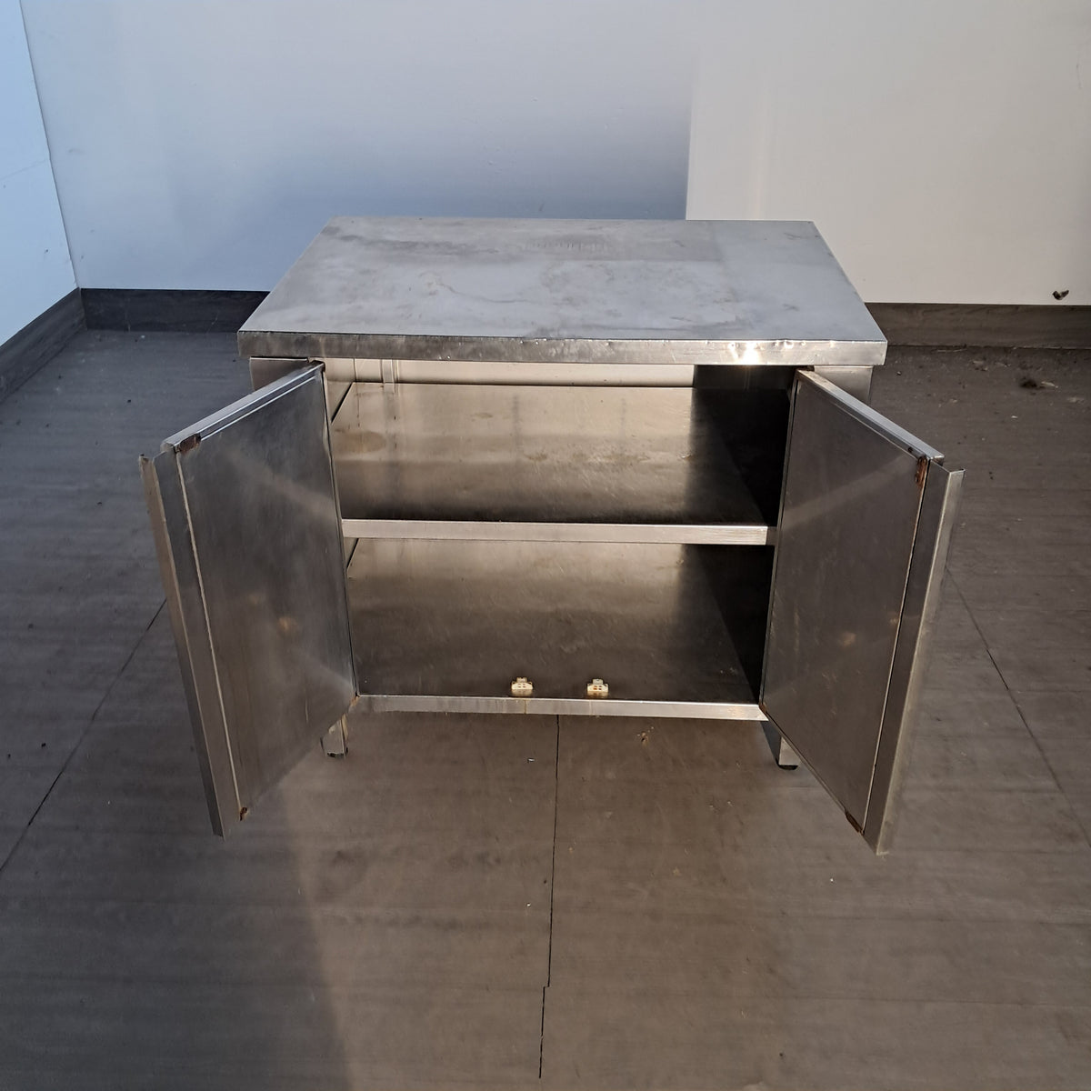 Banco in acciaio inox AISI 304 con 2 porte battenti, L 95 cm, P 70 cm, H 85 cm — usato