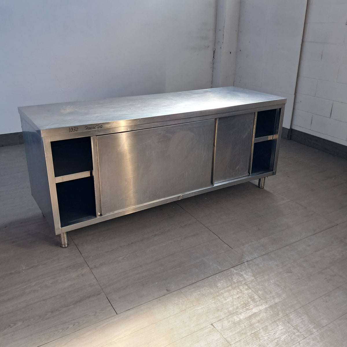 Banco in acciaio inox AISI 304 con 2 porte scorrevoli, L 200 cm, P 70 cm, H 85 cm — usato
