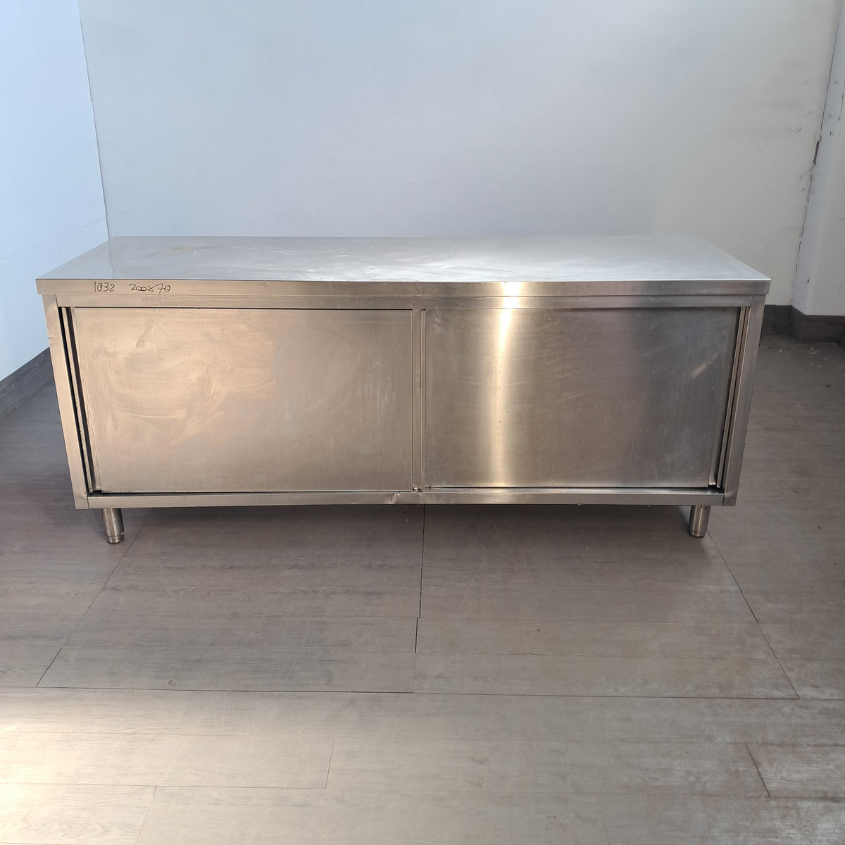 Banco in acciaio inox AISI 304 con 2 porte scorrevoli, L 200 cm, P 70 cm, H 85 cm — usato
