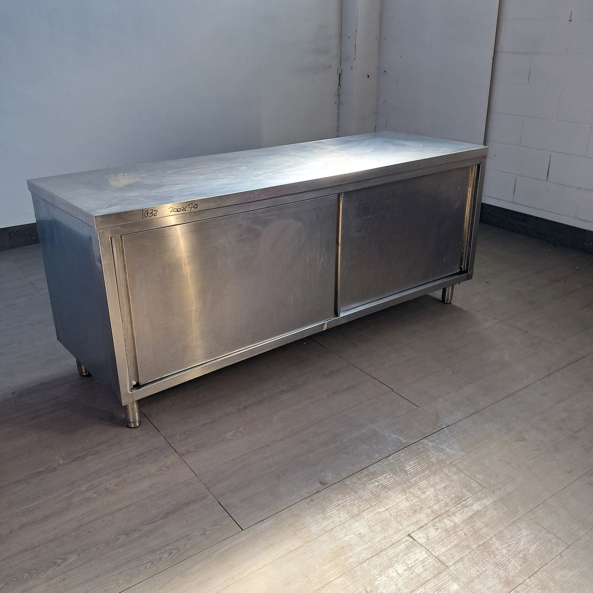 Banco in acciaio inox AISI 304 con 2 porte scorrevoli, L 200 cm, P 70 cm, H 85 cm — usato